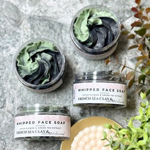 Jabón facial revitalizante batido con extracto de té verde y arcilla verde francesa