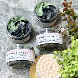 Jabón facial revitalizante batido con extracto de té verde y arcilla verde francesa