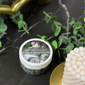 Jabón facial revitalizante batido con extracto de té verde y arcilla verde francesa