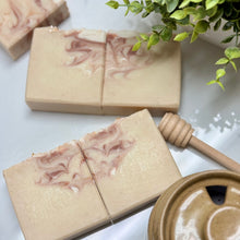 Jabón en barra de leche de cabra elaborado a mano con leche de avena y miel dorada