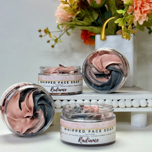 Savon fouetté détoxifiant visage à l'argile rose et au charbon Radiance