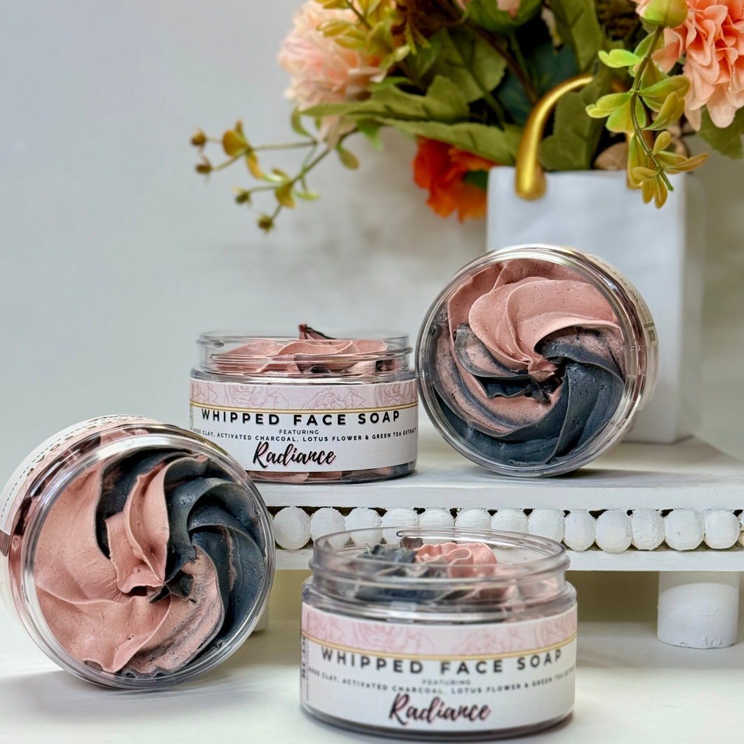 Savon fouetté détoxifiant visage à l'argile rose et au charbon Radiance